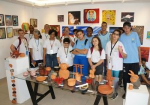 Alunos da APAE Guará e Casa GOG visitam a exposição SustentArte em cartaz no Centro de Artes de Brasília