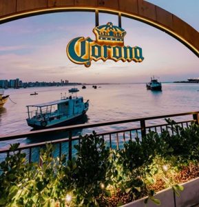 Corona promove experiência no mar de Fortaleza com pôr do sol e música