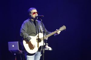 Banda Catedral revisita 36 anos de sucessos com show em São Paulo
