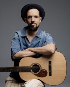 Gustavo Spínola lança o álbum “Do Acaso ao Cais” com show no Teatro Oficina do Estudante Iguatemi, em Campinas