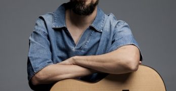 Gustavo Spínola lança o álbum “Do Acaso ao Cais” com show no Teatro Oficina do Estudante Iguatemi, em Campinas